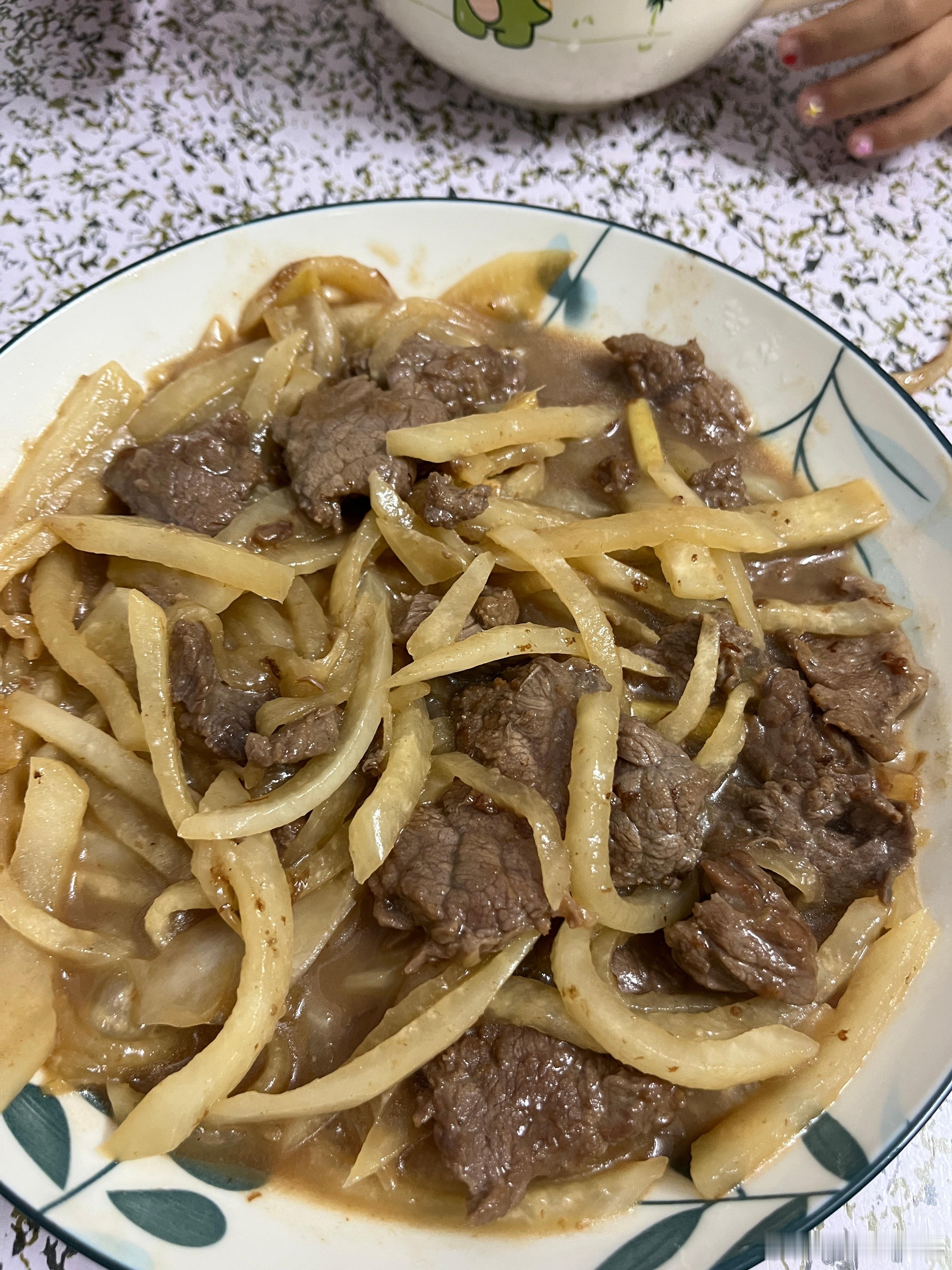 饿晕了，两个睡到7点才起来，一会他舅舅打电话来，一会她外婆打电话来，这个家伙兴奋