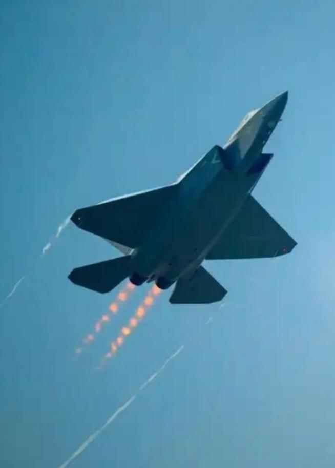 美国一海军退役人员认为，任何一个国家的四代机都可以击落中国的五代机歼20，而美国