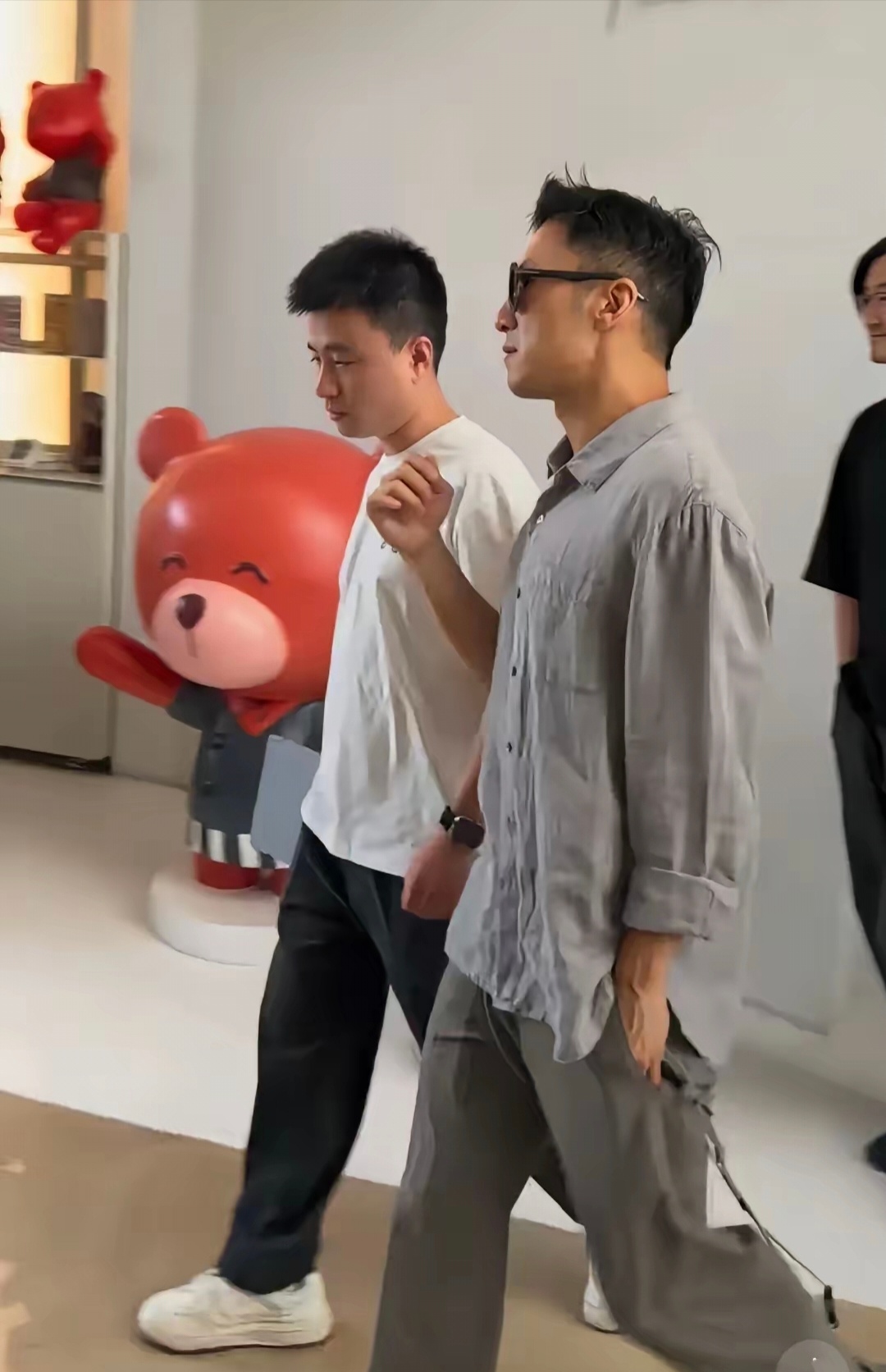 谢霆锋现身英皇集团北京总部，本人生图确实很帅，下颌线流畅，侧脸轮廓明朗，身材也保