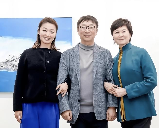 1993年，敬一丹和丈夫王梓木、女儿王尔晴的合影。
敬一丹的丈夫儒雅斯文，是华泰