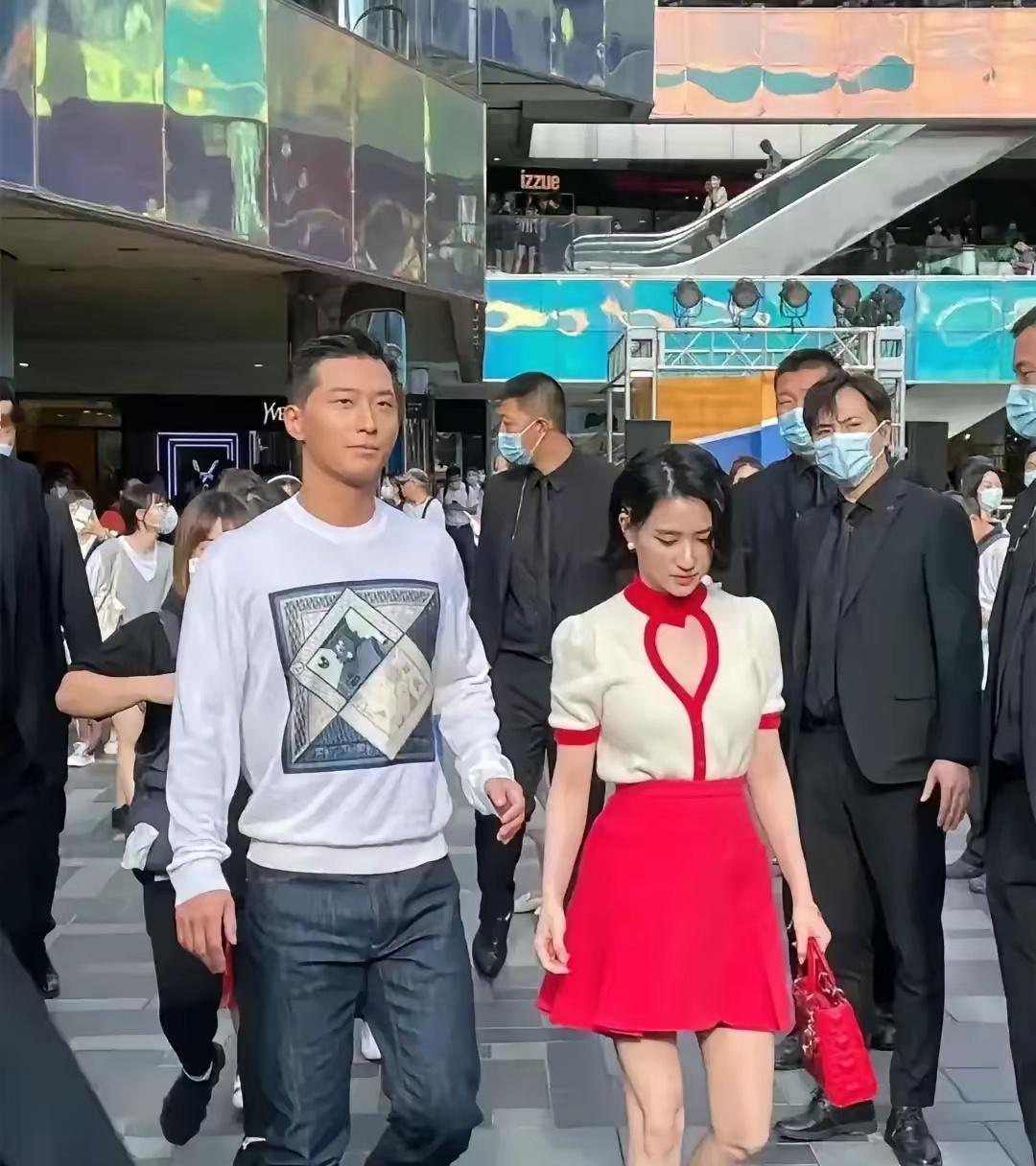 有网友说：有钱人出街就是不一样[笑cry] 