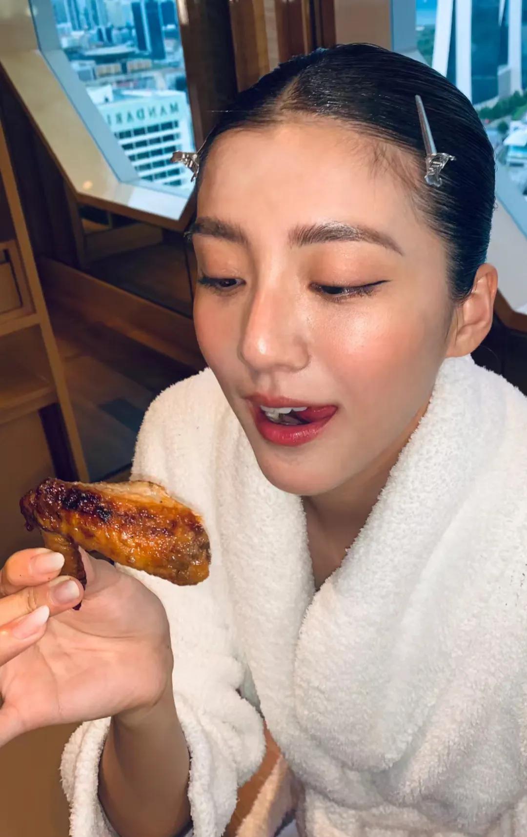 吴千语馋的时候是这样的，手里拿着鸡翅而她的舌头👅居然舔唇角[呲牙][呲牙][呲