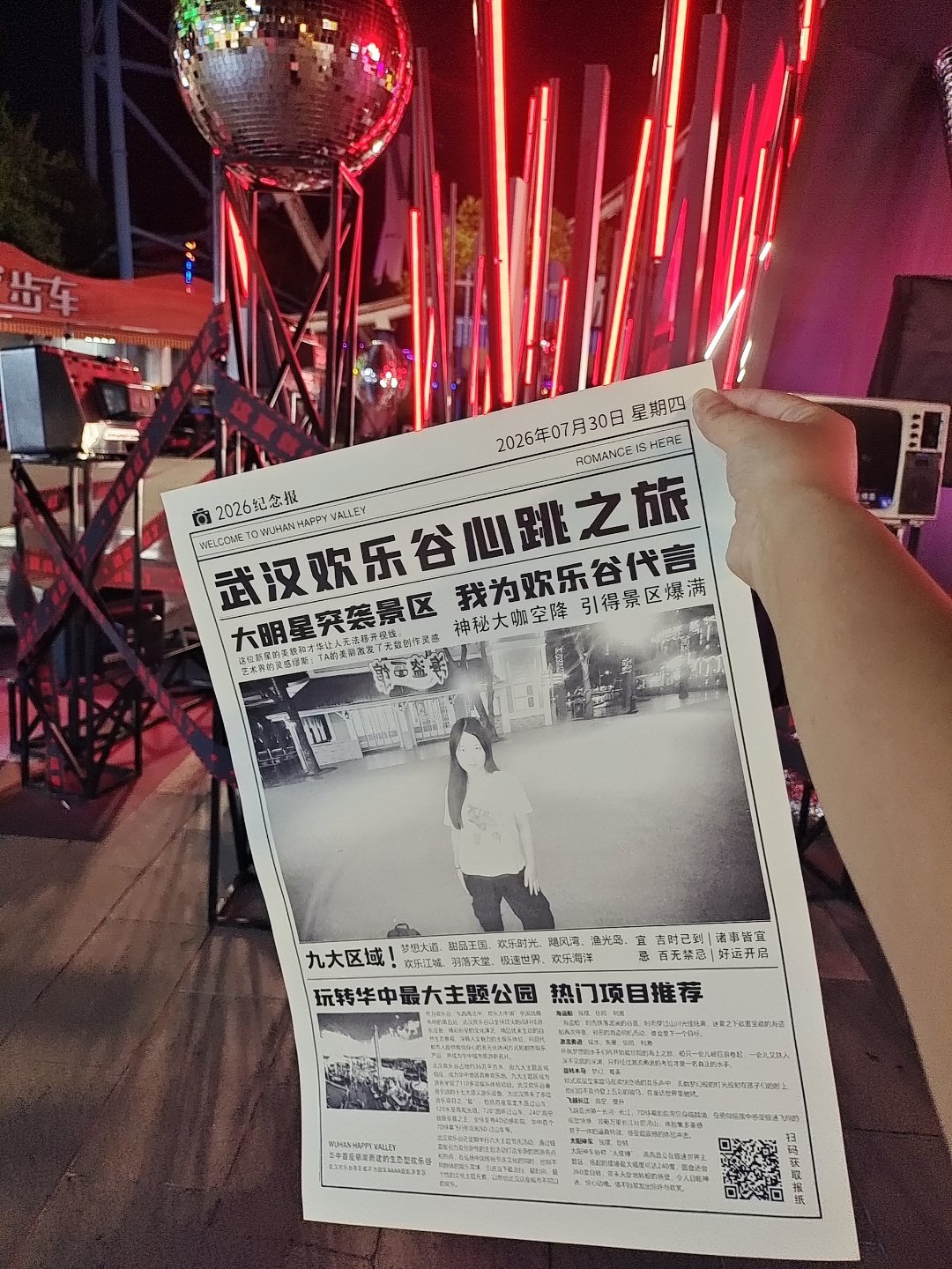 刚才监视器里扫到你，我还以为摄像偷偷开了美颜，合着是你这张鹅蛋脸自带滤镜啊。别的