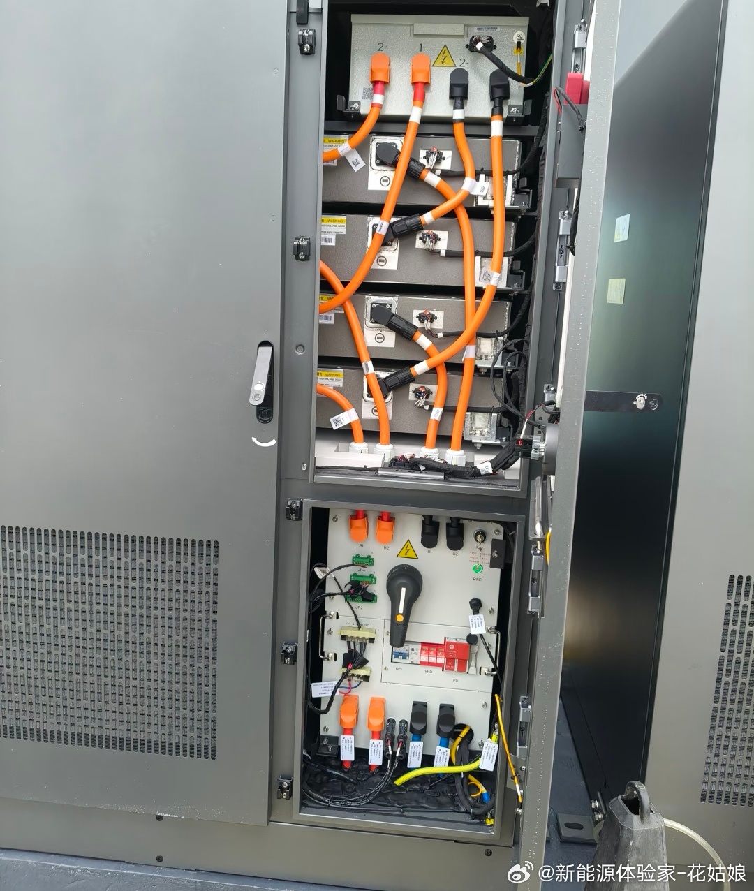 这就是比亚迪闪充桩的“心脏”！粗到离谱的电缆、模块化功率单元、三重安全防护…⚡️
