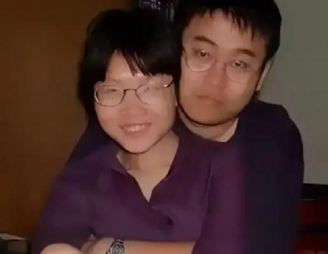 2005年，清华女硕士陈丹蕾，趁着深夜丈夫睡得正沉，从枕头底下摸出手枪，对准丈夫