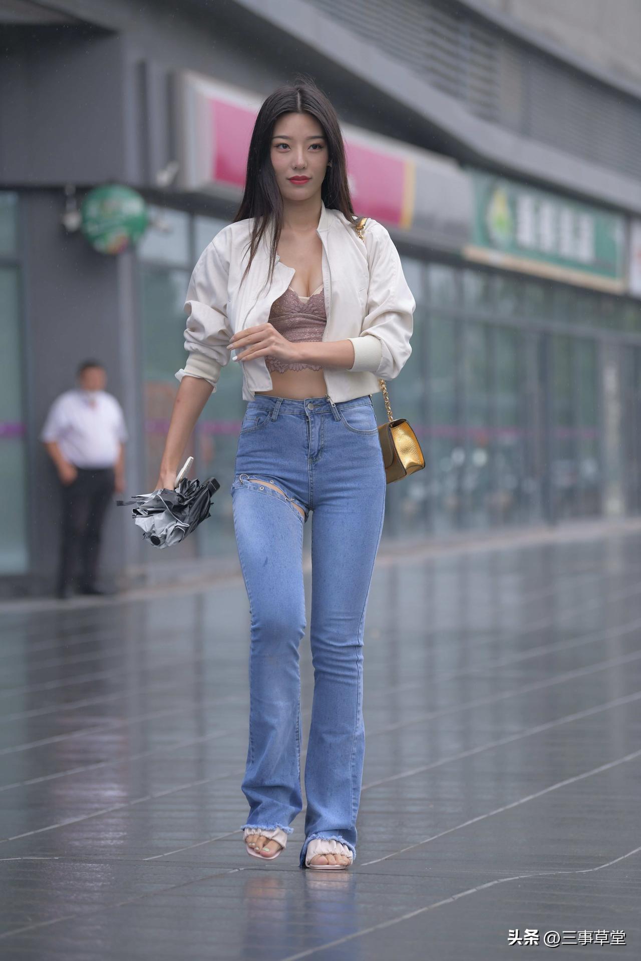 金色链条包是点睛之笔，回头率百分百！