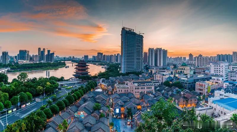 冬天再南宁真的太舒服了，不冷不热，物价便宜，菜系齐全，当地人不排外，年轻人多，是