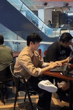 有想法吧？
几天没洗头了，都发亮打卷了，还带了个假发来装腔作势，装猫变狗，不知道