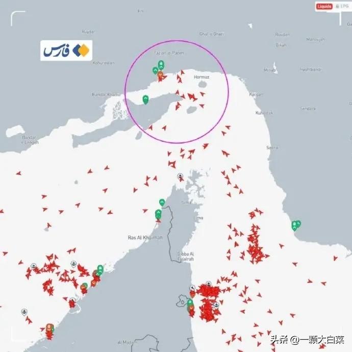 目前，霍尔木兹海峡的油轮通行量几乎为零。根据央视新闻的报道，当地时间2月28日，