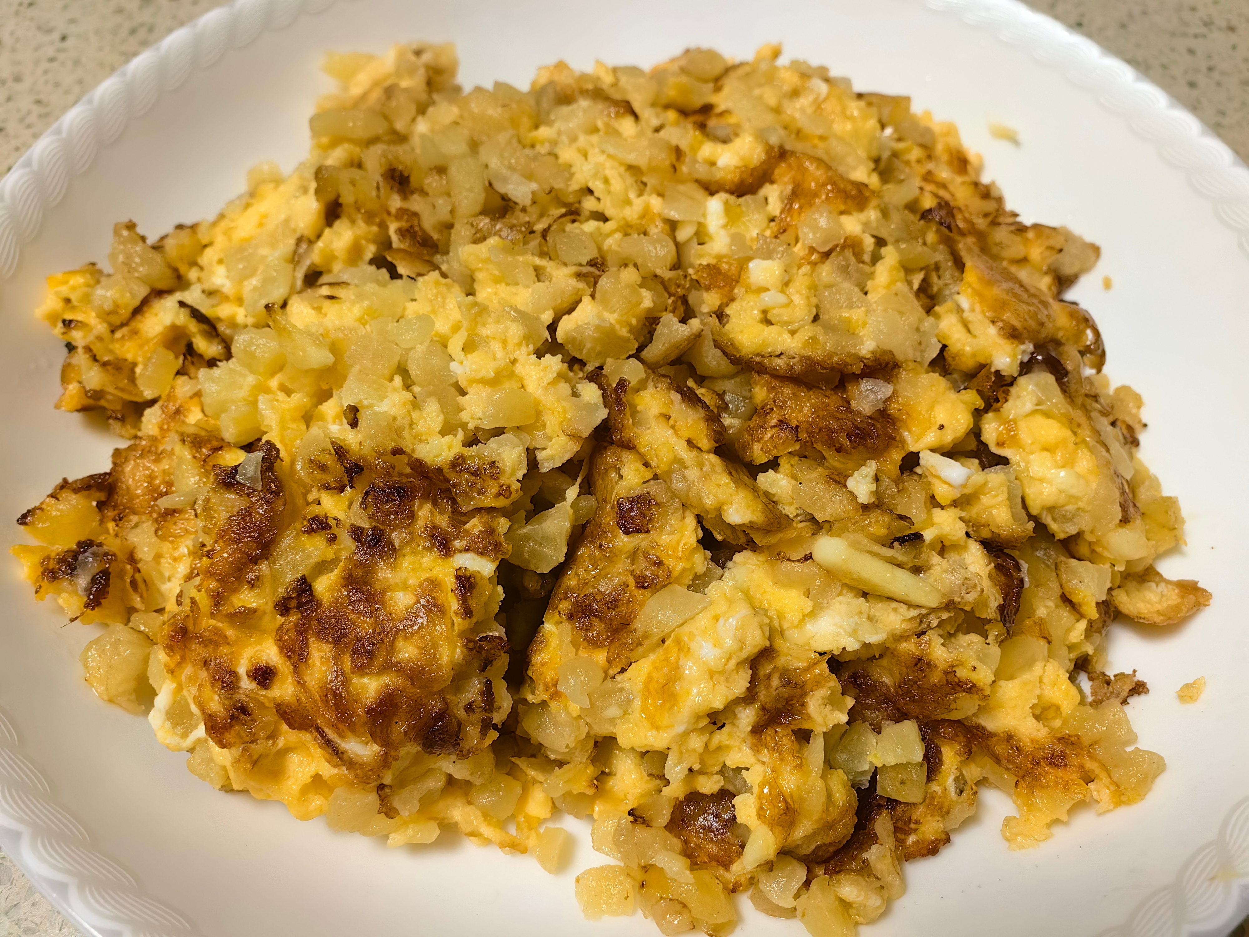 家常菜 清蒸鳗鱼，菜脯煎蛋，水煮肉片。淋油金针花。 
