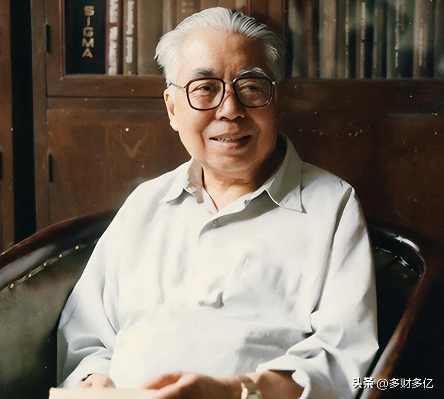 离谱！国军中将围剿红军惨败，公审当场哭喊求情，只因和主席有旧交
 
红军活捉国民