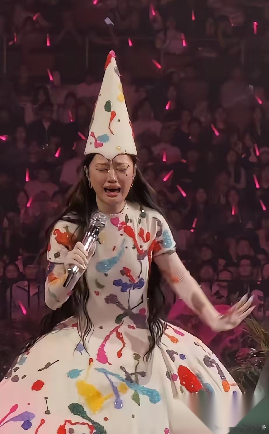 单依纯 给所有歌手都好好上了一课 可以改变唱法，也可以没代表作，但是不可以乱穿衣