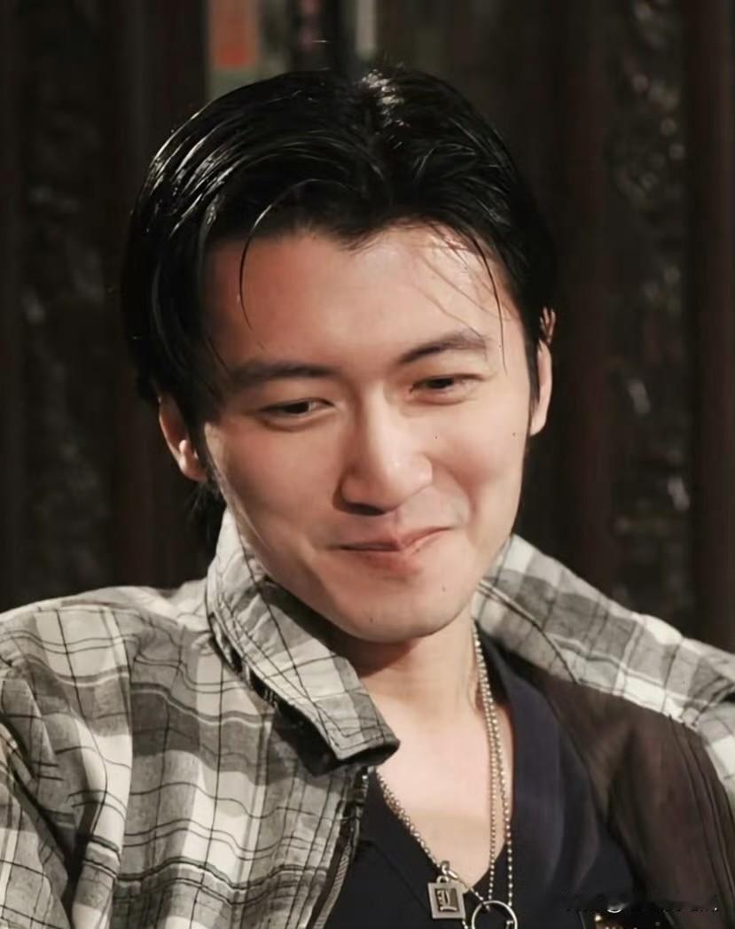 谢霆锋能够忍受李亚鹏口碑逆转
也能够接受王菲一直不给他名分
但是有一件事他真的是