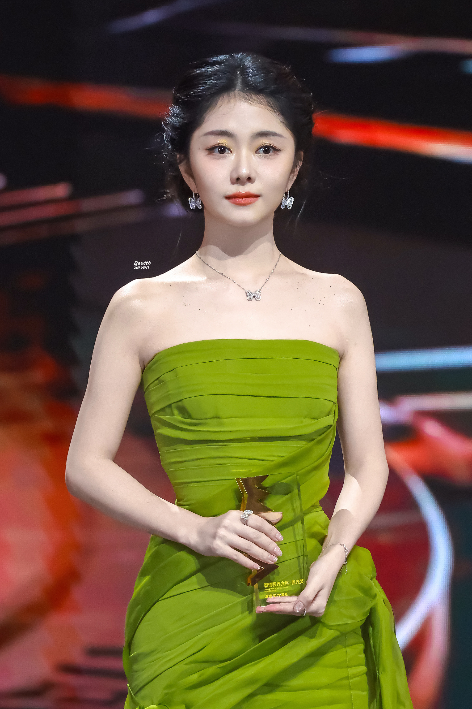 恭喜谭松韵[心]这么用心的对待每一位角色，她很值得谭松韵获得年度实力演员 ​​​