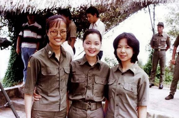 1953年，金门播音站的国民党女特务，每日向大陆播音喊话时，声音娇滴滴的。她们都