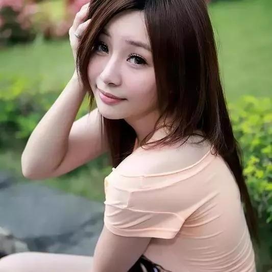绿树阴中休憩，红妆美人照影。气质红妆女子 绿裙佳人写真 绿裙美人自拍 红裙户外照