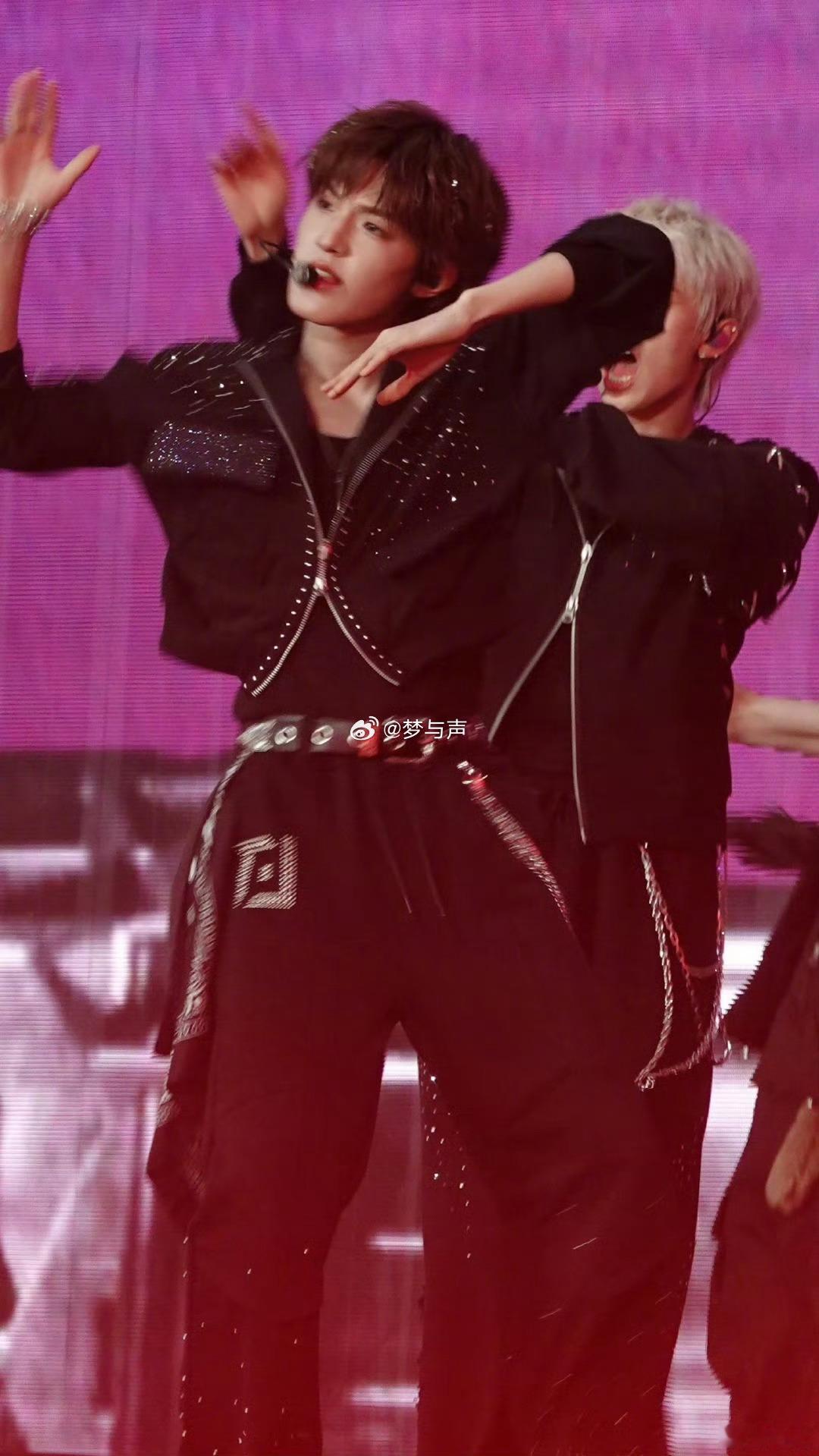 张泽禹新音舞台状态 新音第二日，状态巅峰！生图严检下依然闪耀，舞台表现无可挑剔，