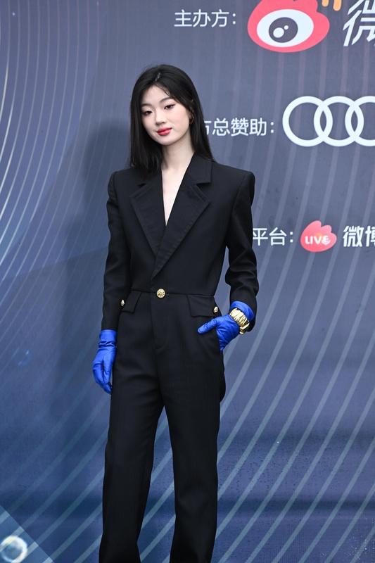 单依纯向李荣浩道歉你怎么看 单依纯向李荣浩道歉这事儿，挺值得琢磨。单依纯是实力唱