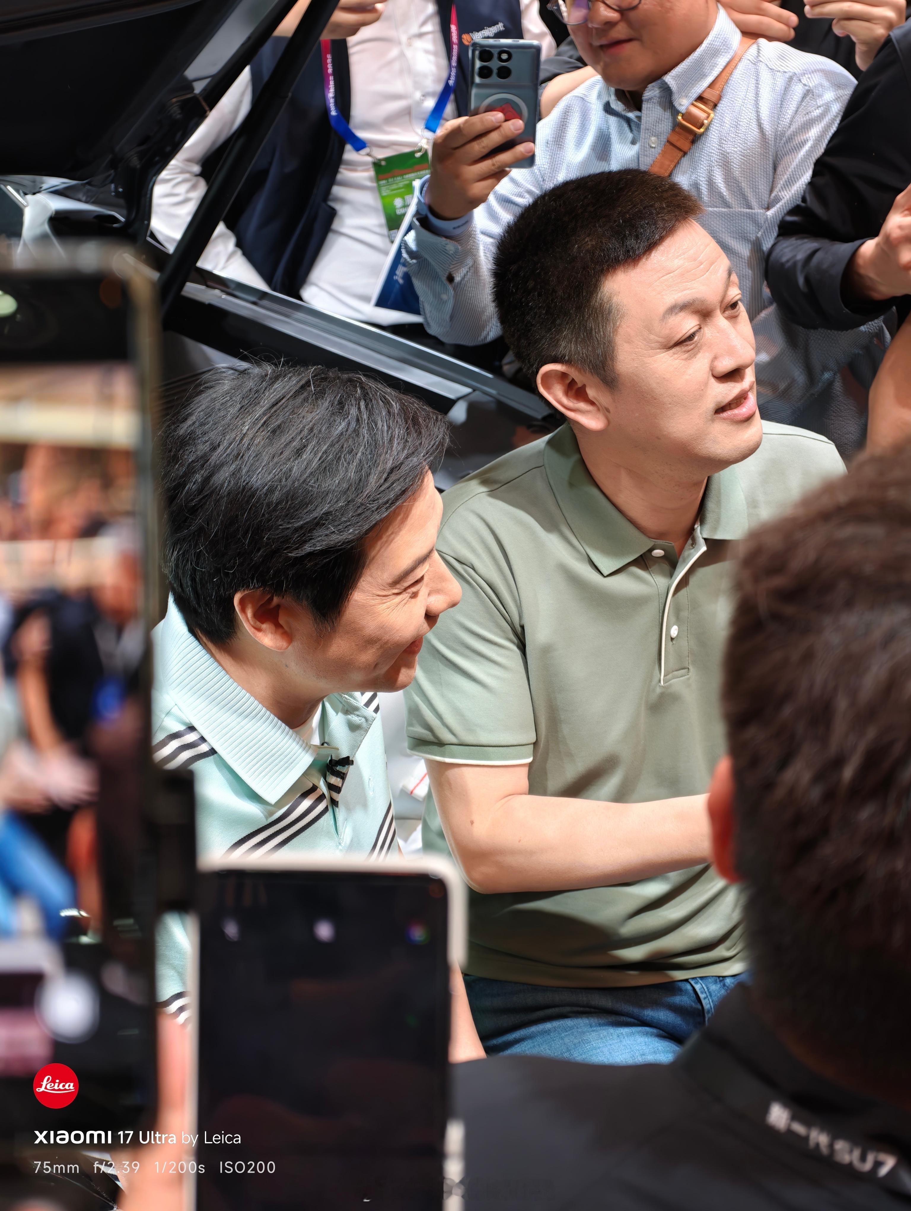 雷总到蔚来展台，赠送了衣服「一起加电」很给面了，希望蔚来KOC别阴阳小米了北京车