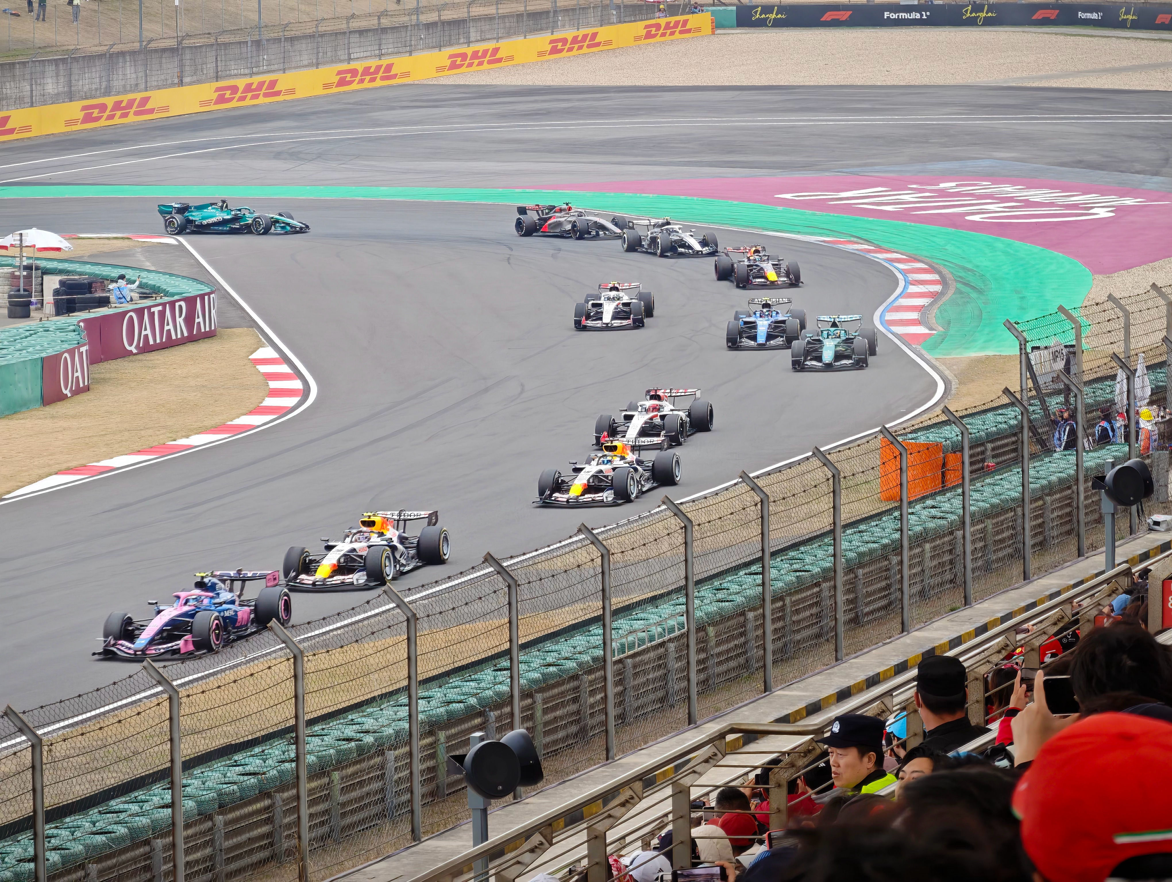 又是一年F1围场上海现场梅奔依旧火星车法拉利内斗好看维斯塔潘退赛勒克莱尔迈凯轮双