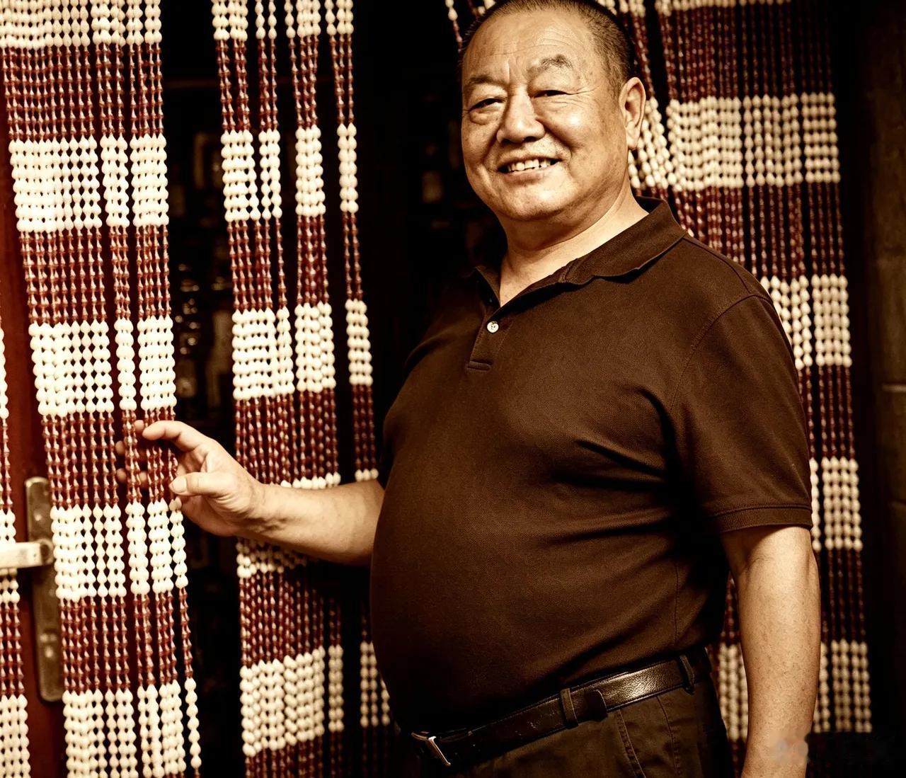 一个村的支部书记、村主任平日着装朴素，挂着不少锦旗的村委会的办公室陈设简单朴素…