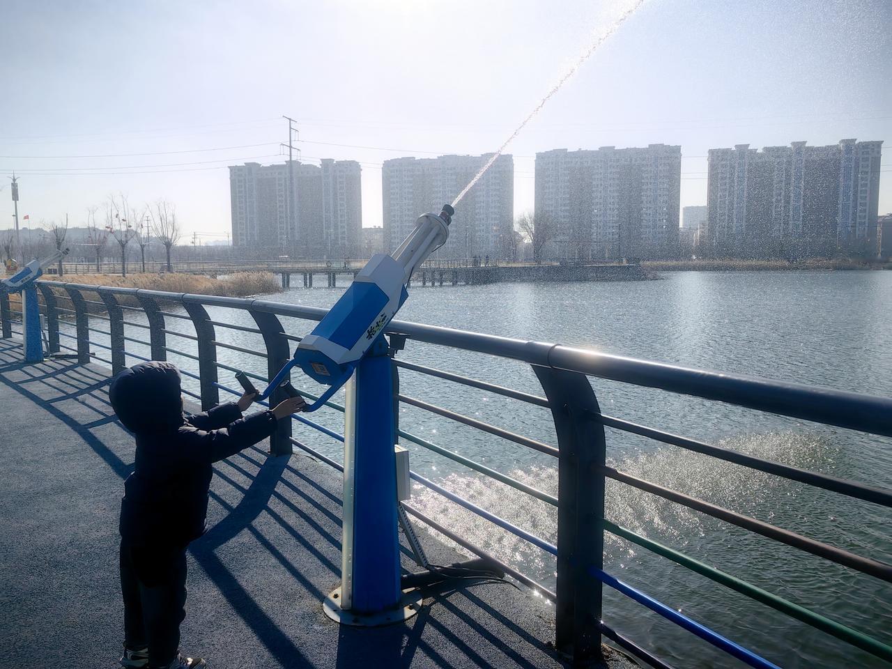 在家管孩子比上班更累啊！上午带老二做推拿，下午带老大做康复，一天还得做三顿饭，中