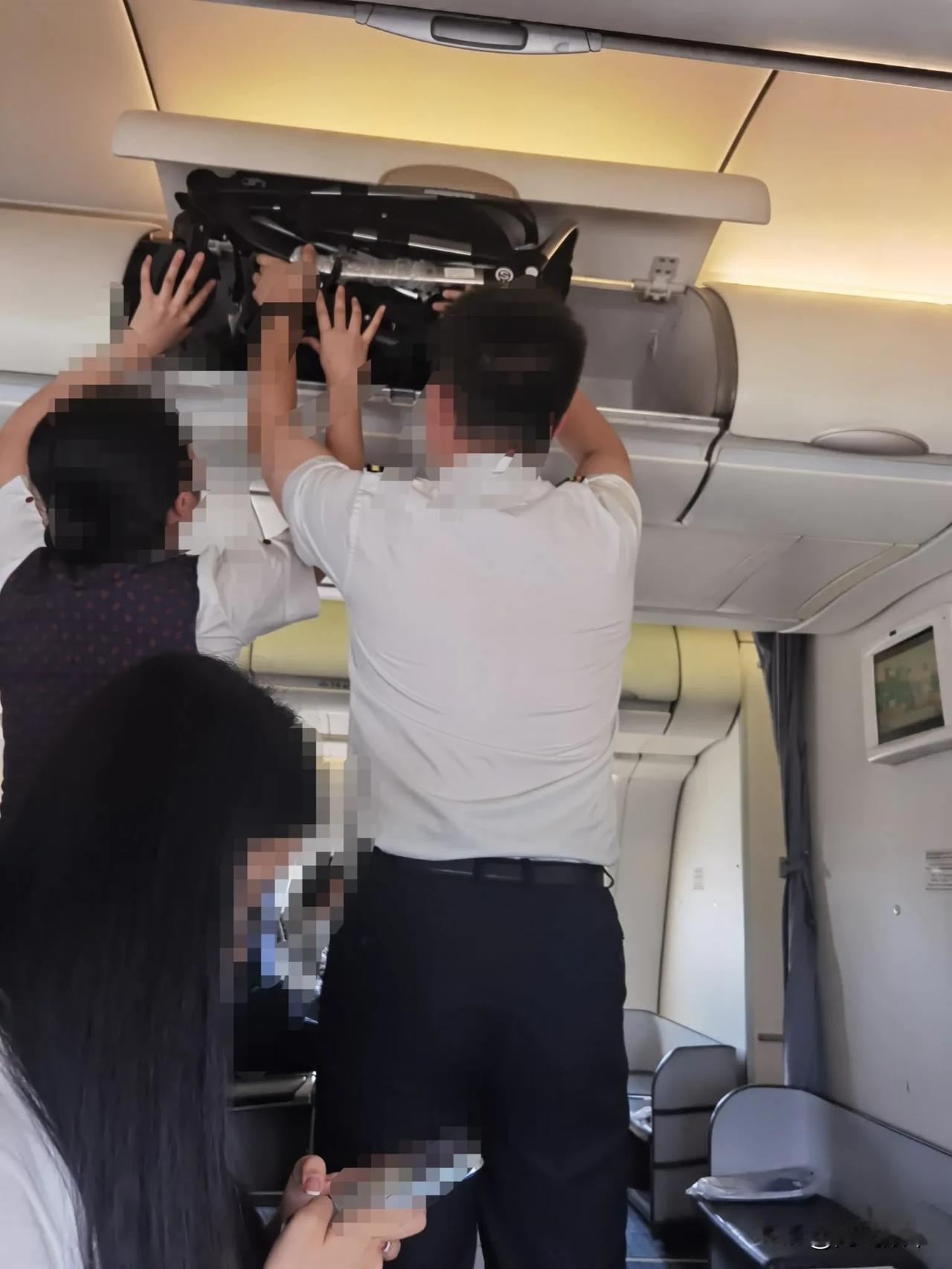 飞机上的空乘应该不用去健身房，天天举重
确实得招点小伙子，一般人真抬不上去#空乘