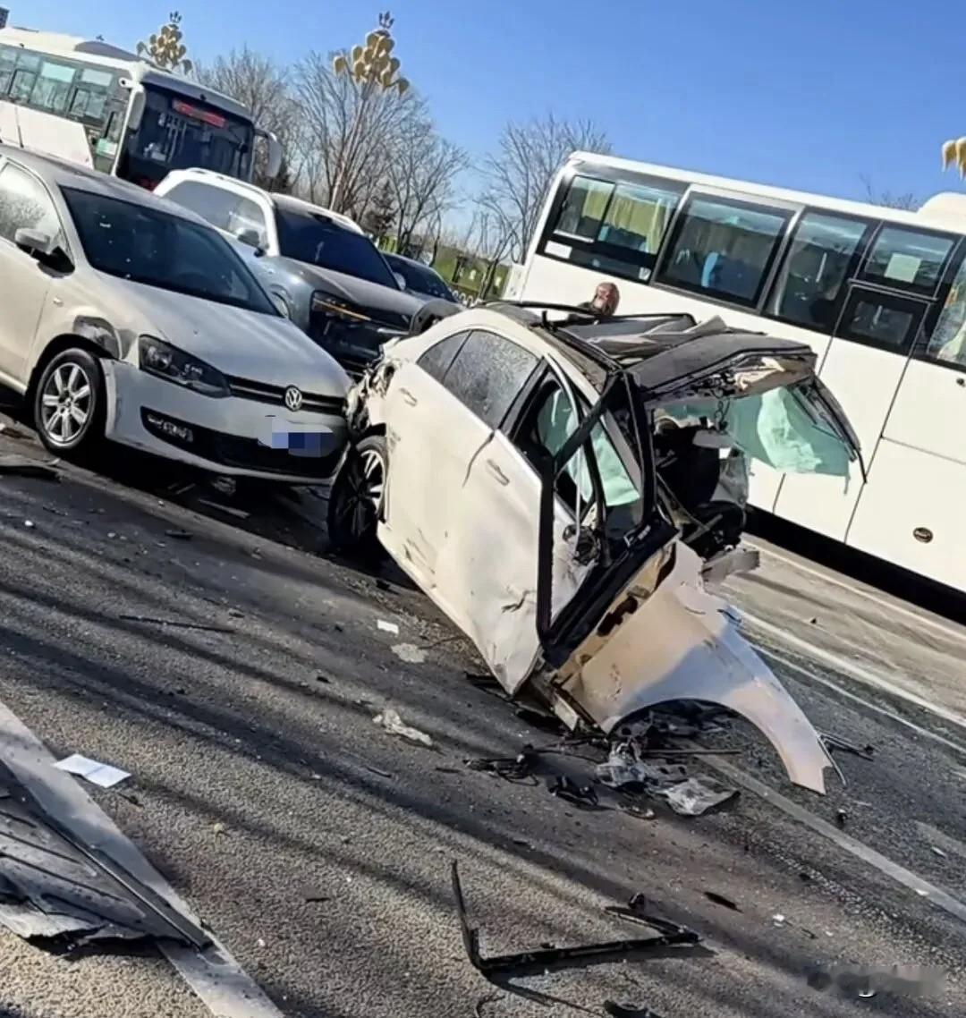 飞驰的奔驰车瞬间撞成两截，支离破碎！六旬女司机当场身亡，监控拍下惊魂瞬间！

2