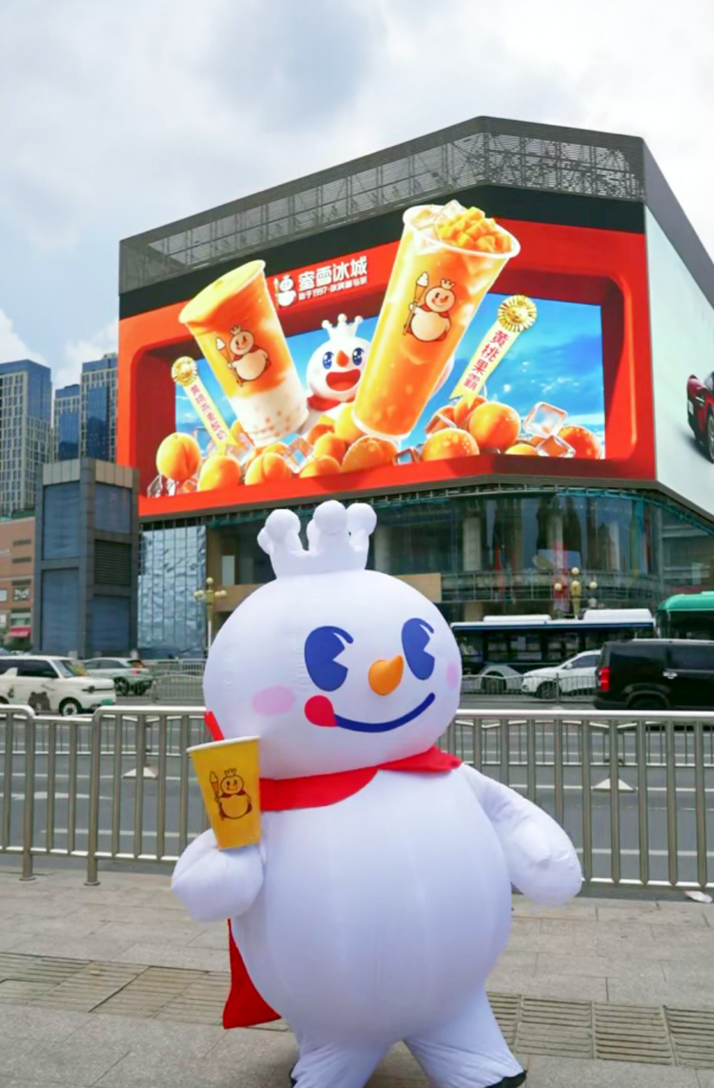 据澎湃新闻、界面新闻报道，星巴克方否认“‘星巴克纸杯吸管或由蜜雪冰城代工’‘更换
