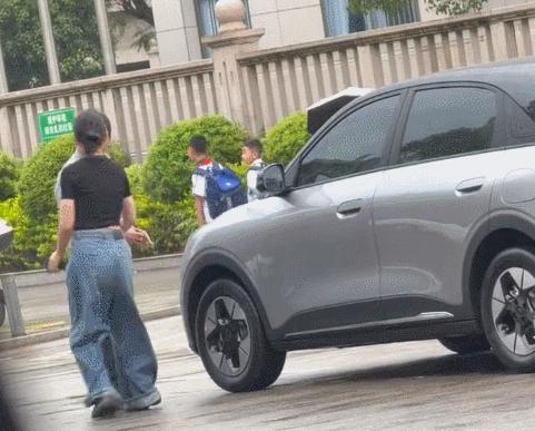 警方回应女子脚踹保安被扇4月22日，一段女子脚踹保安、保安反手扇耳光的视频在网上