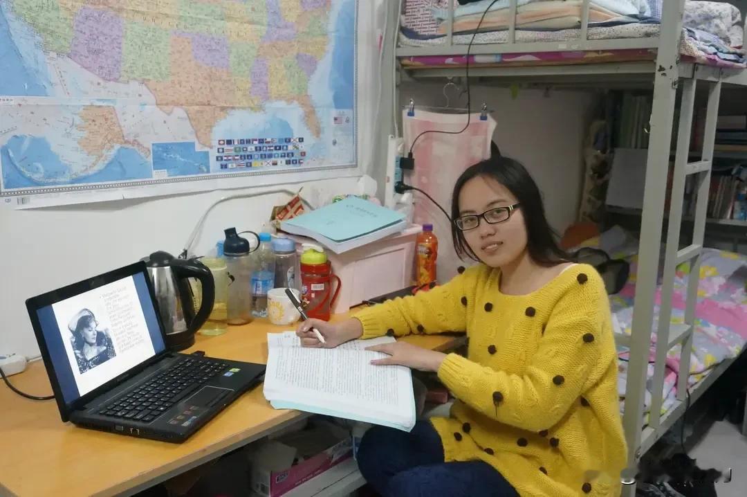 楹联欣赏
学海无涯，勤奋刻苦，何患半途废；
人生梦远，努力拼搏，不愁理想空。
 