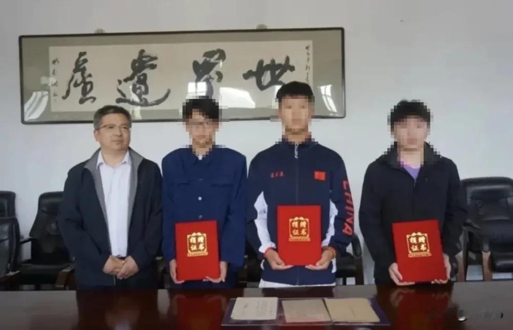 自费搜集侵华罪证无偿捐赠，14岁少年遭恐吓，警方启动专项保护
 
三名中学生拿出