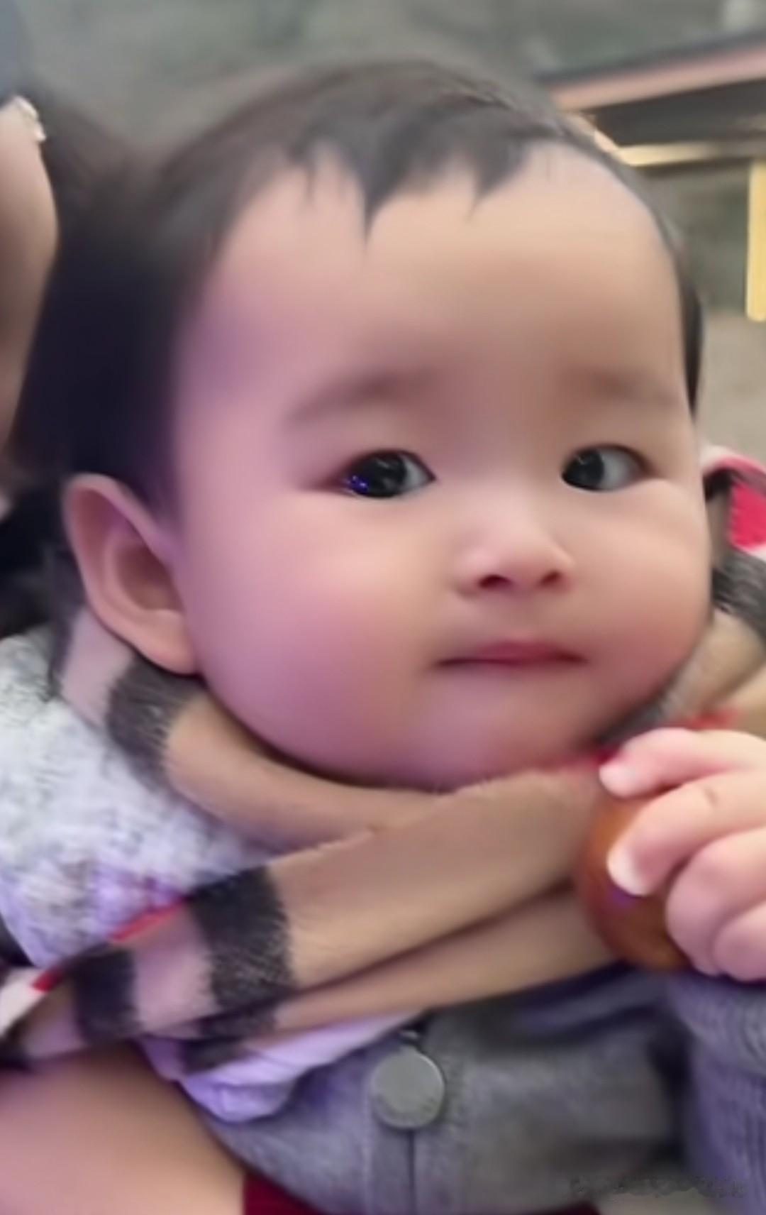 8个月大的小汪宝手里攥着甜枣，安静吃枣的样子太乖了！
汪宝越长越好看，笑起来自带