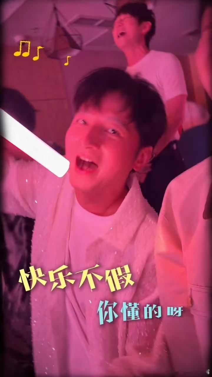 杨迪发去谢娜演唱会vlog杨迪视角记录娜姐演唱会奔赴一场盛大浪漫，杨迪vlog完