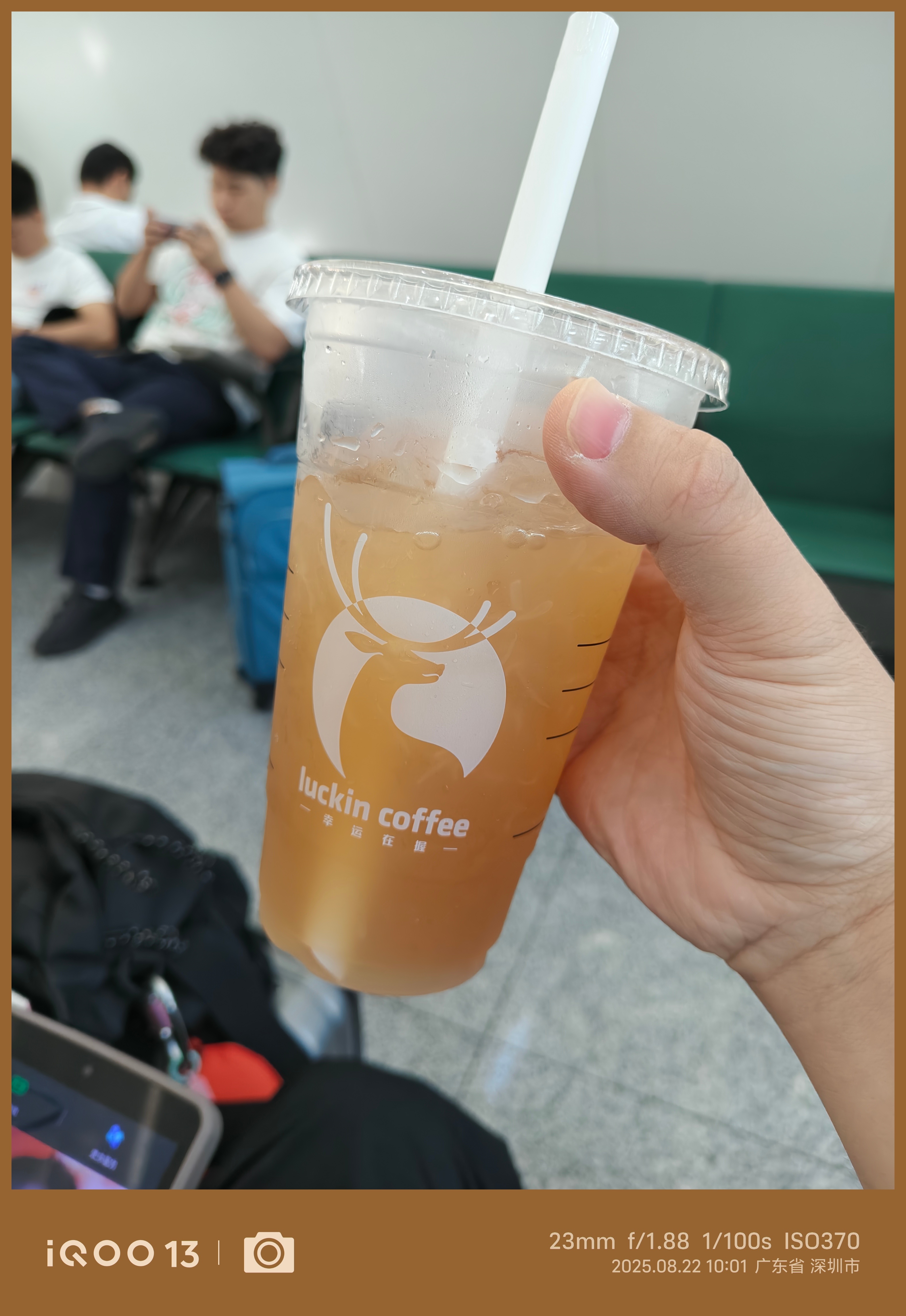 每次深圳回家，都要在候机口旁边的瑞幸点一杯，便利店一瓶东方树叶卖7块，瑞幸的生椰