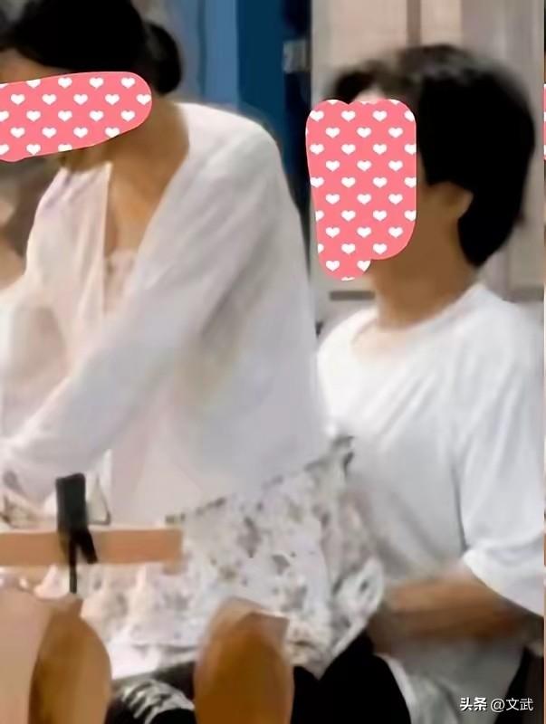 图书馆里，本该是阅读学习的地方。突然，一对情侣打破了这份宁静，女生直接跨坐在男生