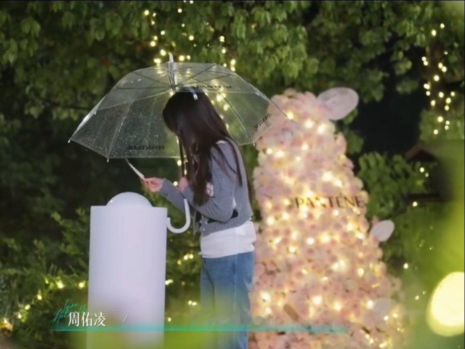 柳柳爆灯周佑凌全程揪着心偷偷观望爆灯画面，心里一直惦记柳柳的选择，反复偷看的模样
