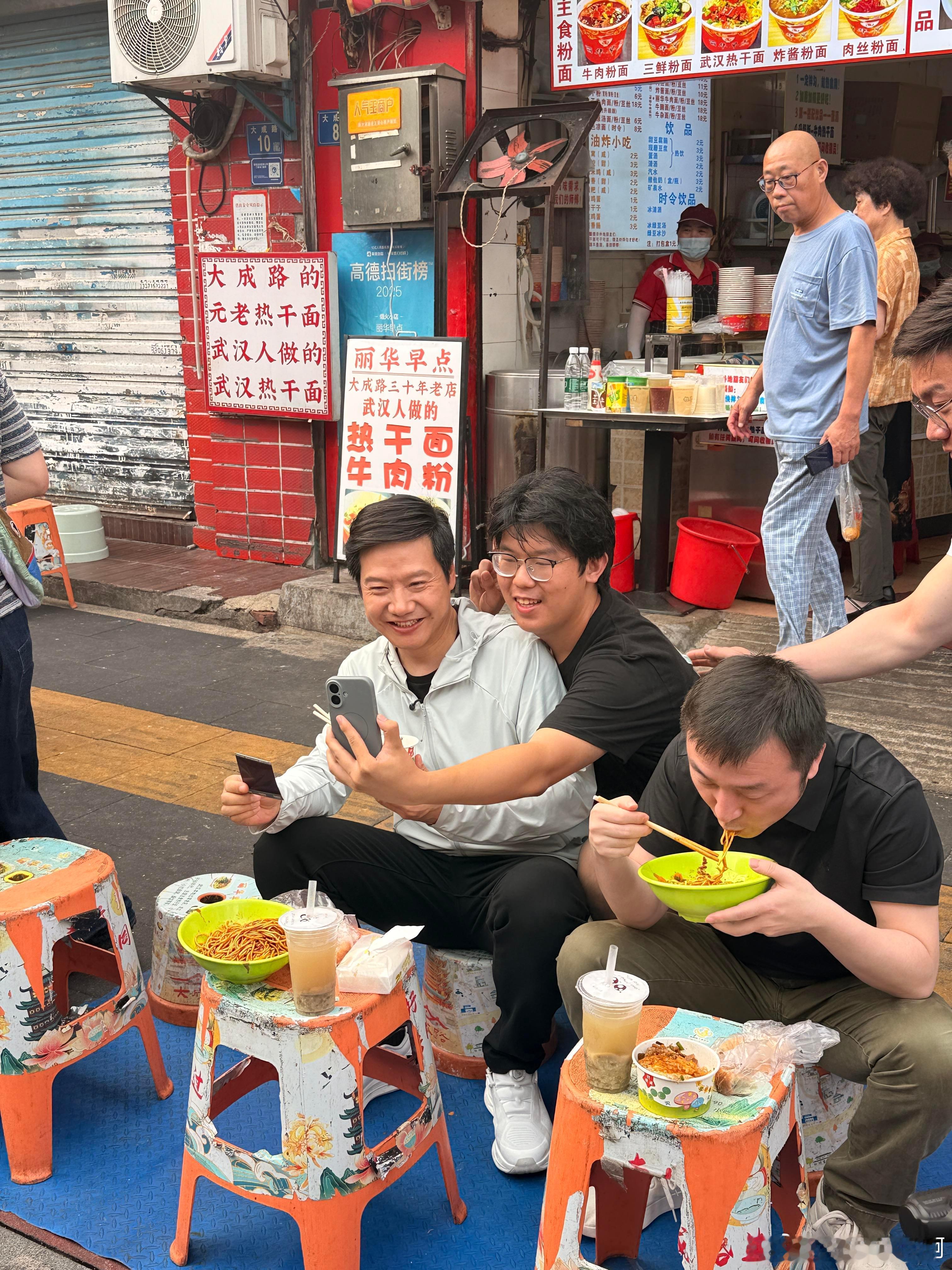雷军在武汉过早雷军今天去武汉，被网友拍到在路上吃早饭，很多人忘了雷军当天在武汉呆