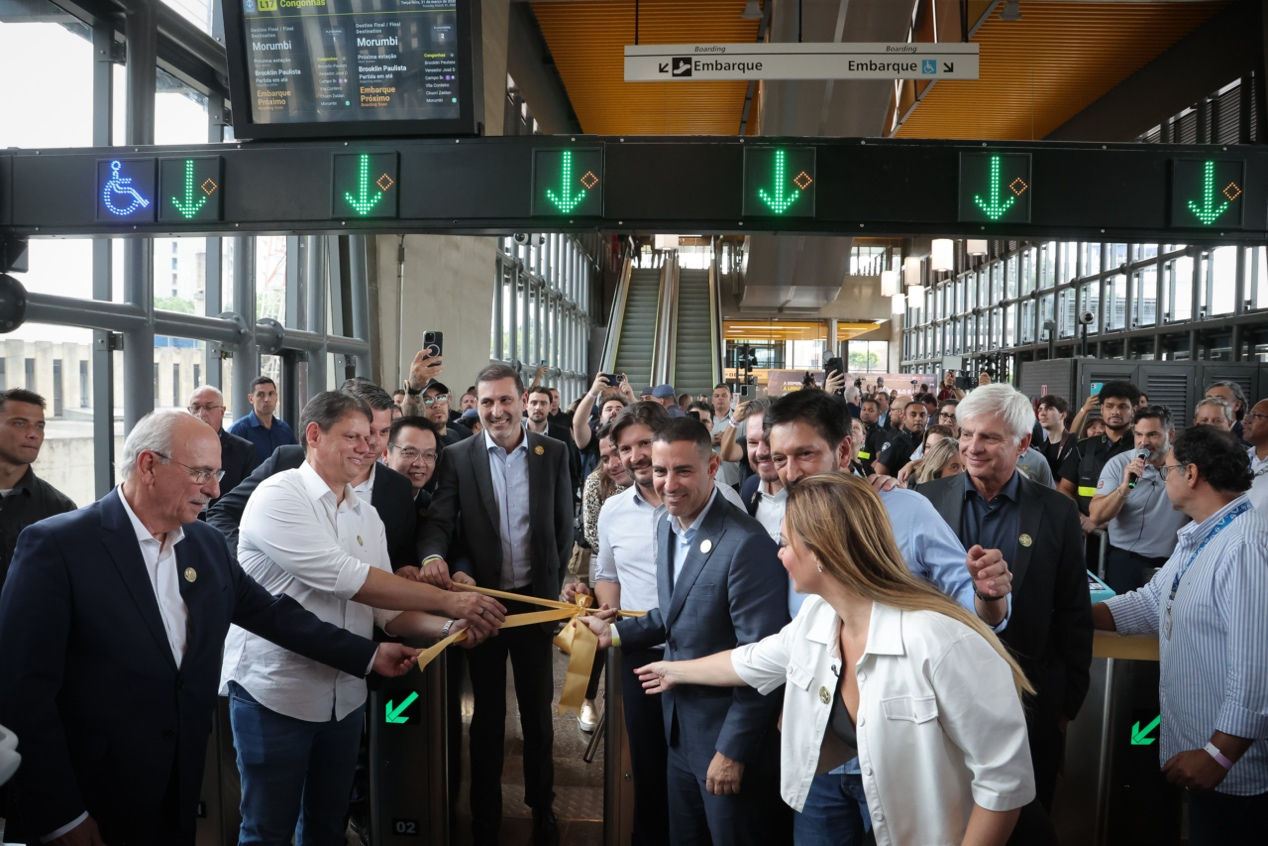 铁子们，比亚迪打造的巴西圣保罗云轨17号黄金线正式开始运营啦，这是比亚迪在海外落