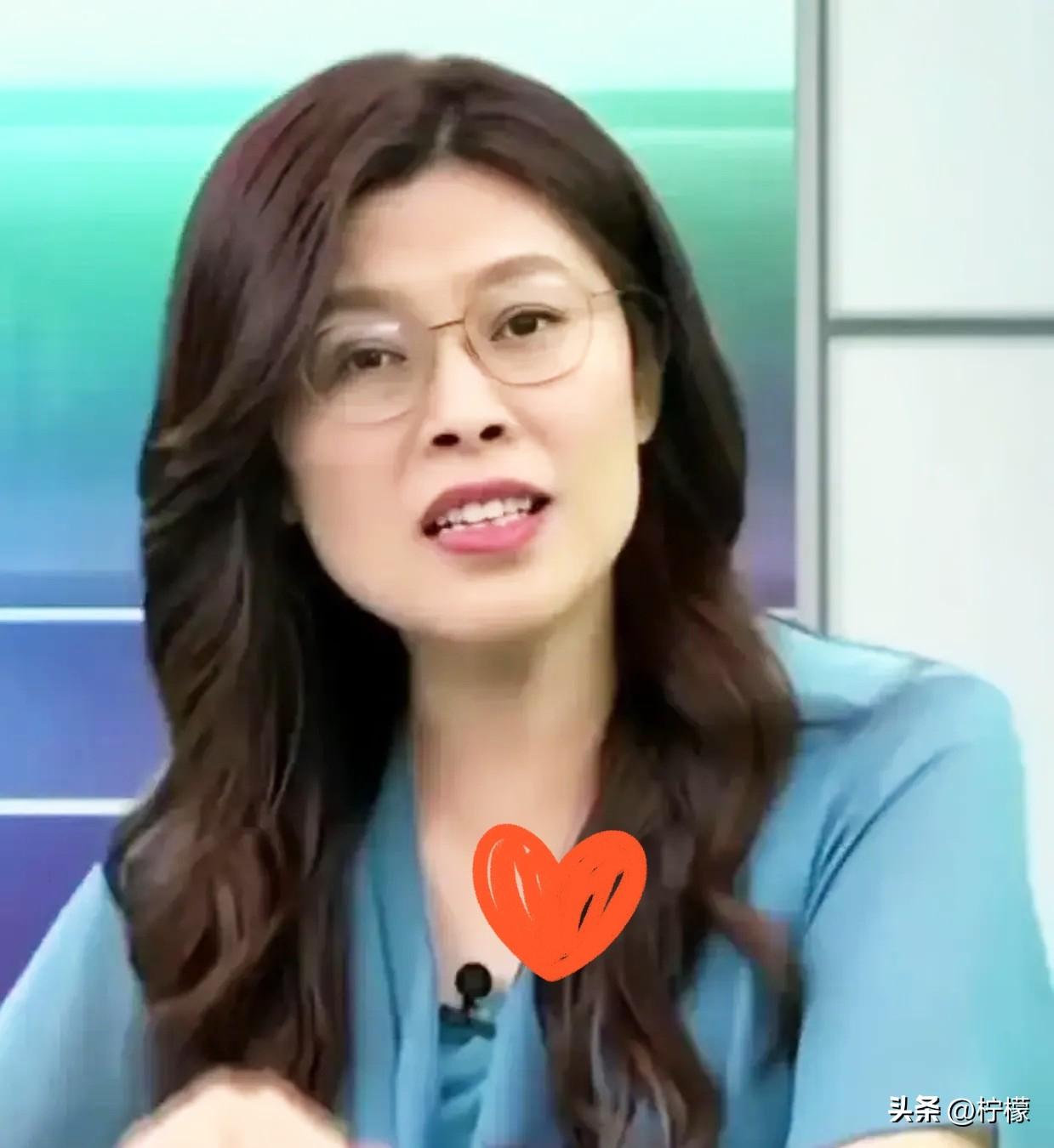 郑丽文放话：
“是虎也得给我扒着！”
这话针对的是卢秀燕——她11天的访美行程，