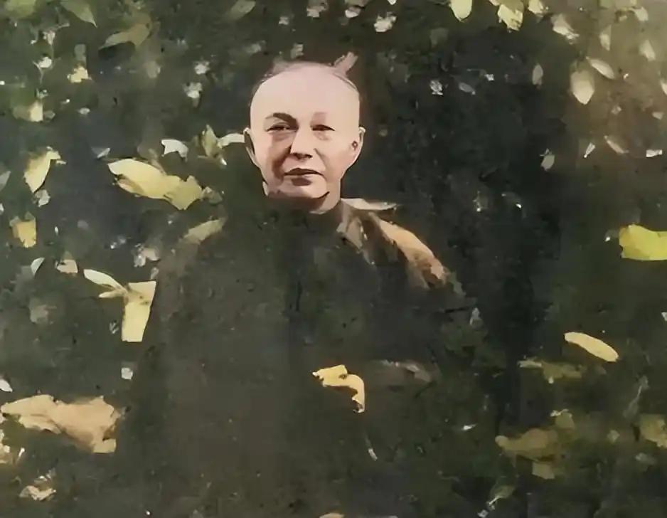 1906年19岁的蒋介石赴日留学，同父异母的兄长蒋介卿并未提供任何资助，而这背后