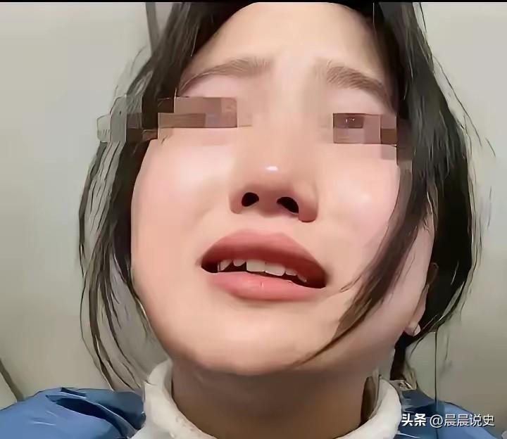 光棍收养女孩18年，邻居感觉关系不正常报警，一推门所有人惊呆。
​​村里的老陈打