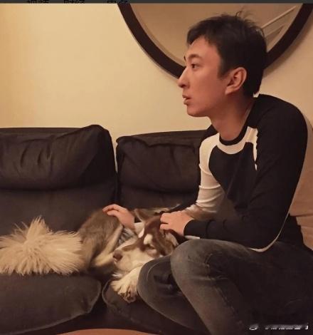 王思聪不回国的一部分原因是家里确实生意出问题了，还有一部分原因是确实没钱了，这里