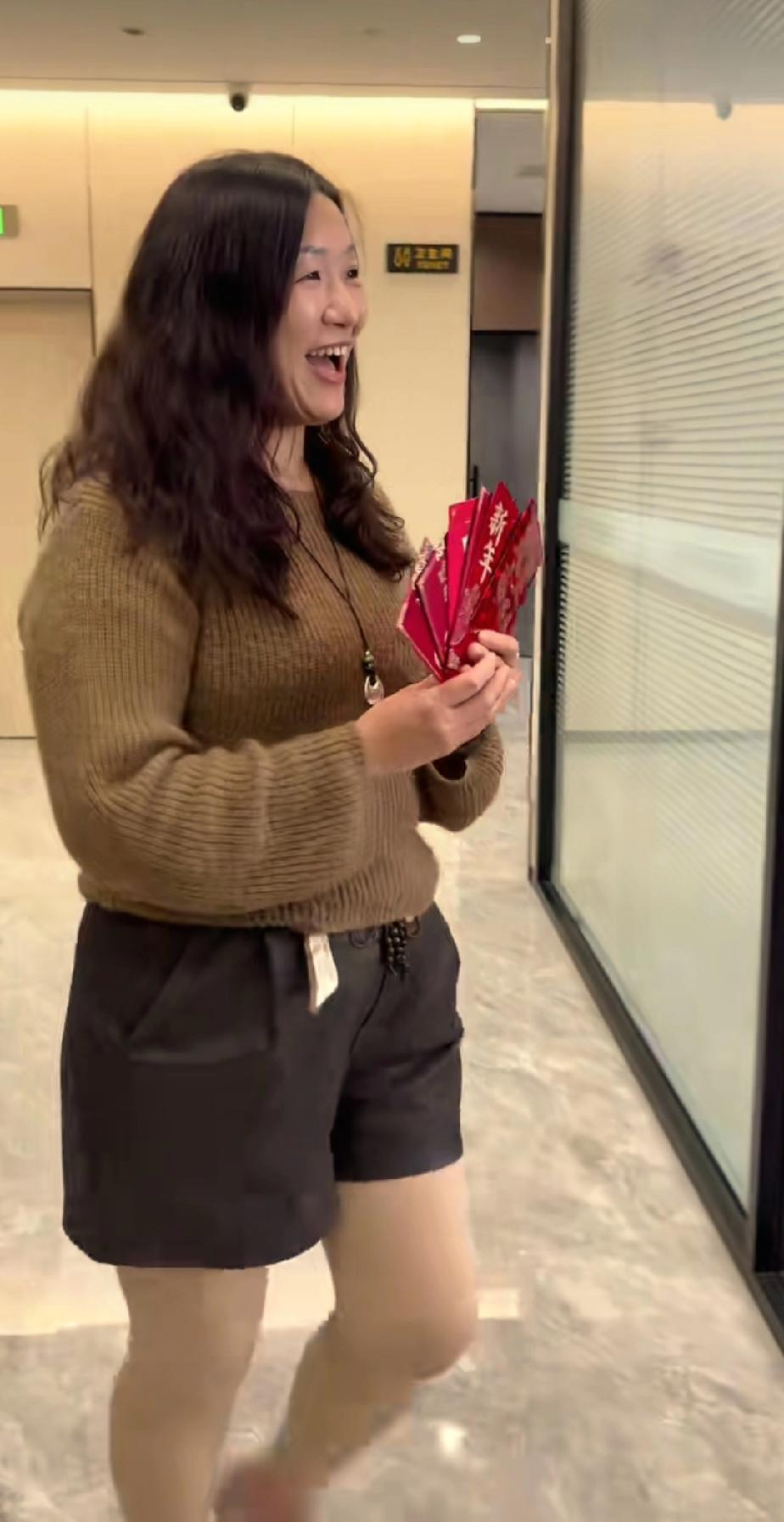 谢浩男妈妈的公司年后开工了。妈妈给员工们备好了红包，还准备了两个小游戏，让开工的