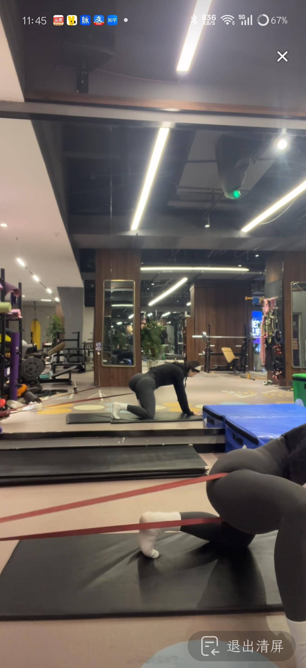 大过年都泡健身房直播锻炼的，太自律了