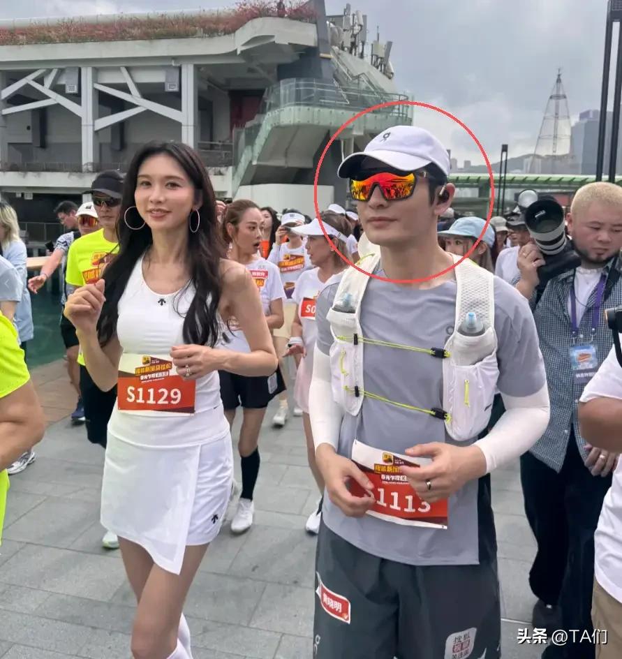 香港马拉松名场面！林志玲美成风景线，黄晓明装备焊身上，反差笑不活了🤣
 
谁懂