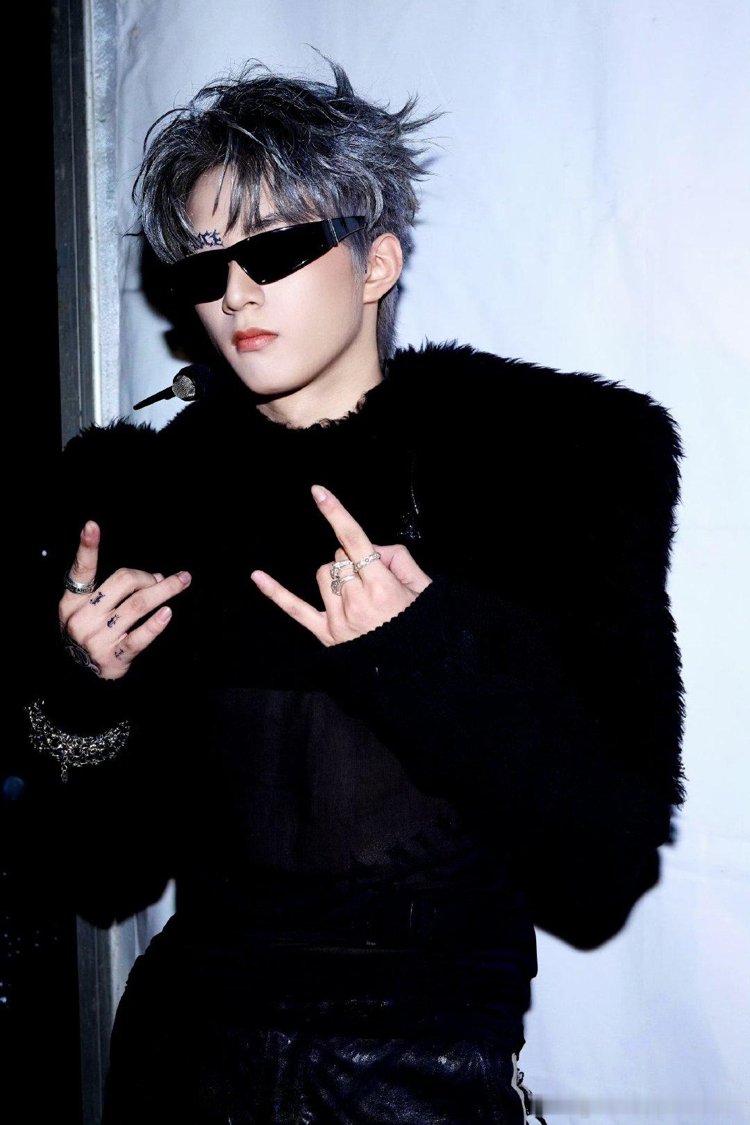 刘耀文因为怕痛不敢打耳洞. 刘耀文怕痛不敢打耳洞，这波真的好圈粉！舞台上气场全开