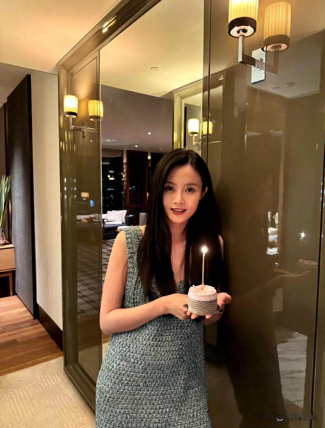 李光洁为老婆隋雨蒙庆生！
7月12日，李光洁晒照为老婆隋雨蒙庆祝生日。隋雨蒙与李