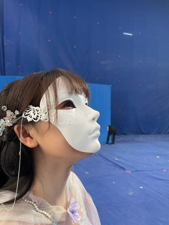 虞书欣面具之下是更美的面具面纱与面具相互映衬，珠花发饰点缀发髻，脸庞被面具遮挡，