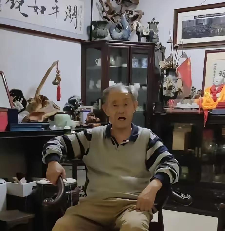 墙上挂着“平湖如镜”的牌匾，如今再看，满是讽刺。
 
按网友整理的履历：徐湖平1